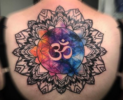  Tatouage mandala sur le haut de la cuisse